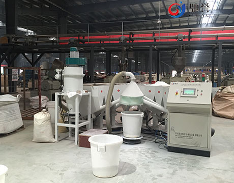 Système de dosage de pesage automatique d'additifs pour la ligne d'extrusion de profil de fenêtre de PVC