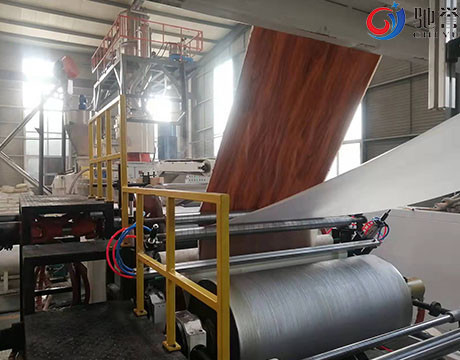 Système de transport de mélange de alimentation automatique pour la ligne d'extrusion de profil de cadre de porte de WPC