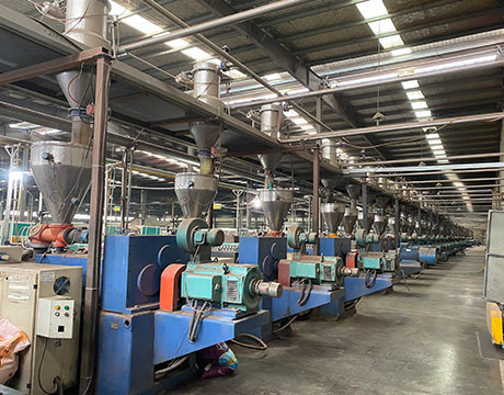 Système de composition de mélange de pesage de alimentation automatique pour l'extrusion en plastique en bois de PE