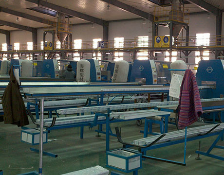 Machine de alimentation de transport automatique d'extrudeuse de système de convoyeur à chaînes de tube